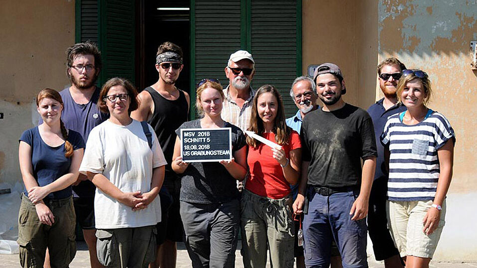 Gruppenfoto des Ausgrabungsteams (11 Personen) der Kampagne 2018 auf der Lehrgrabung Molino San Vincenzo (Foto: Dominik Hagmann | CC BY 4.0)